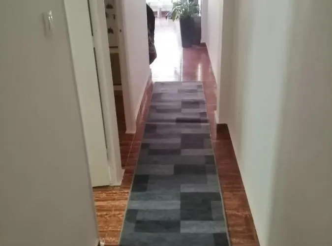 Schoene Wohnung Mit Wifi Und Parkplatz Auf Der Strasse