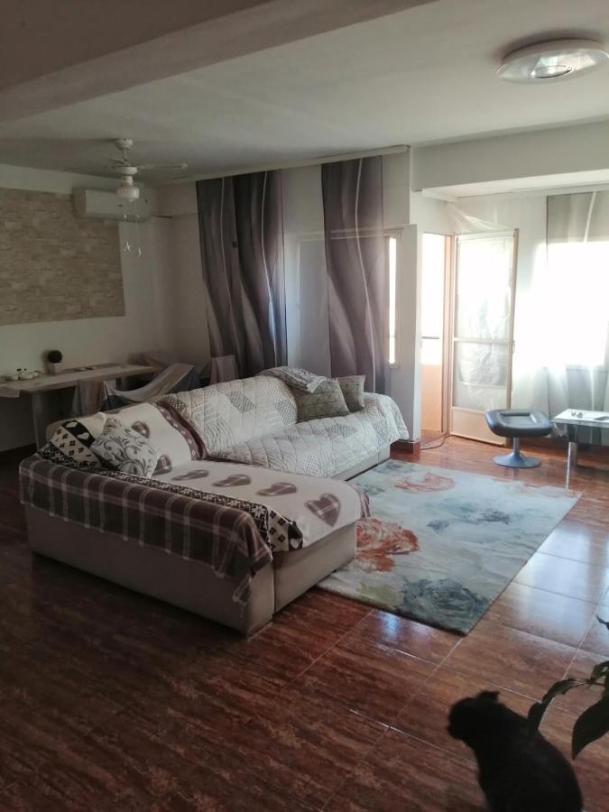 Schoene Mit Wifi Und Parkplatz Auf Der Strasse Apartment