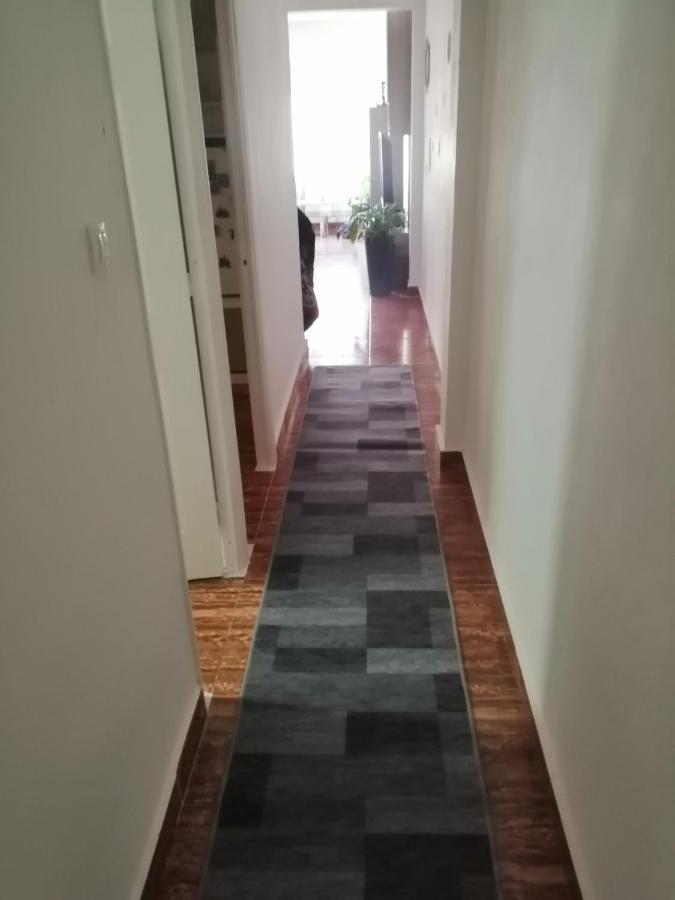 Schoene Mit Wifi Und Parkplatz Auf Der Strasse *